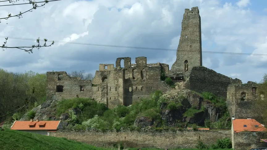 Tento hrad kousek od Prahy láká turisty z celého světa.