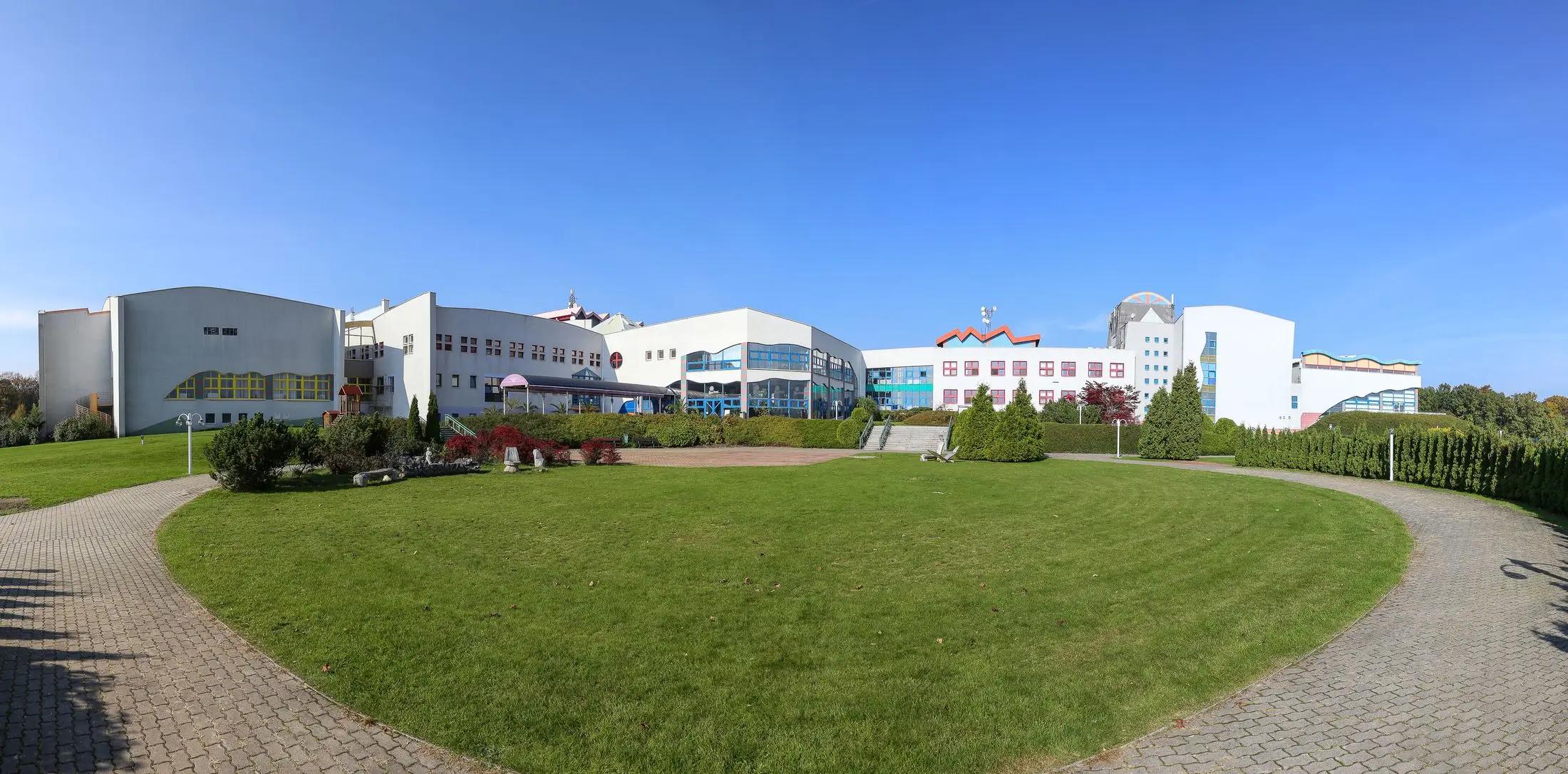 Záběr na budovy Sanatoria Klimkovice za krásného jasného dne.