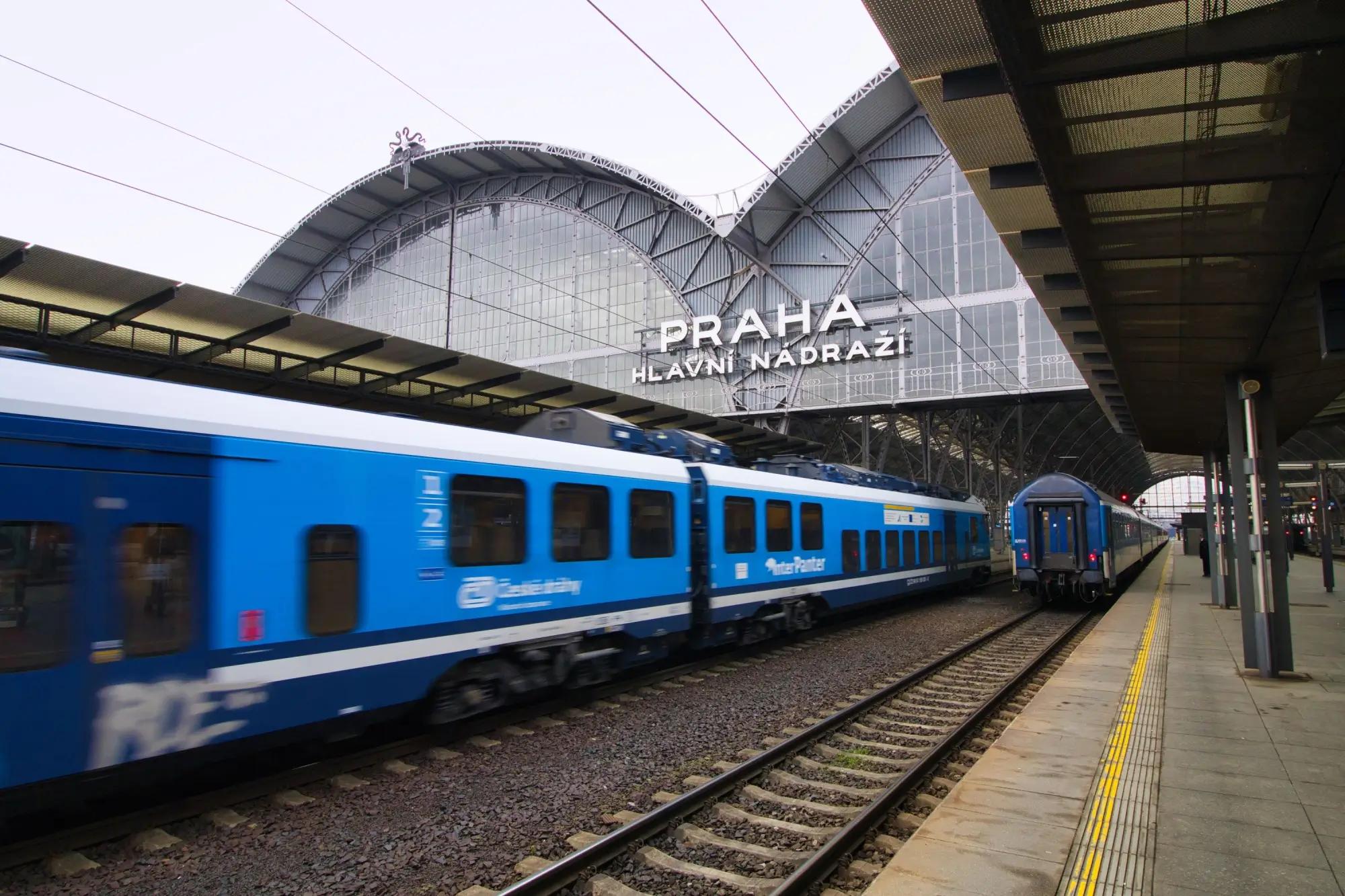 Pohled na vlaky na hlavním vlakovém nádraží v Praze