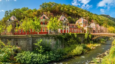 Smutný pohled na rozpadající se lázně dnes.