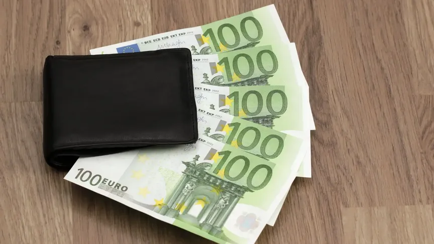 500 eur leží na stole, pět bankovek po 100 eurech