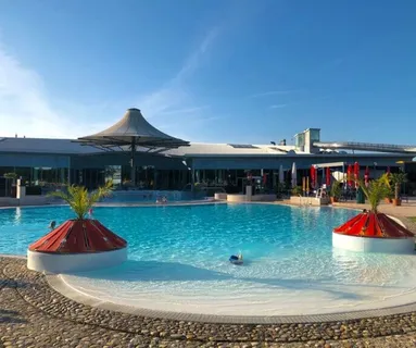 Termální lázně blízko hranic: Therme Laa nabízí relax pro dospělé a zábavu pro děti Rakouské termální lázně.