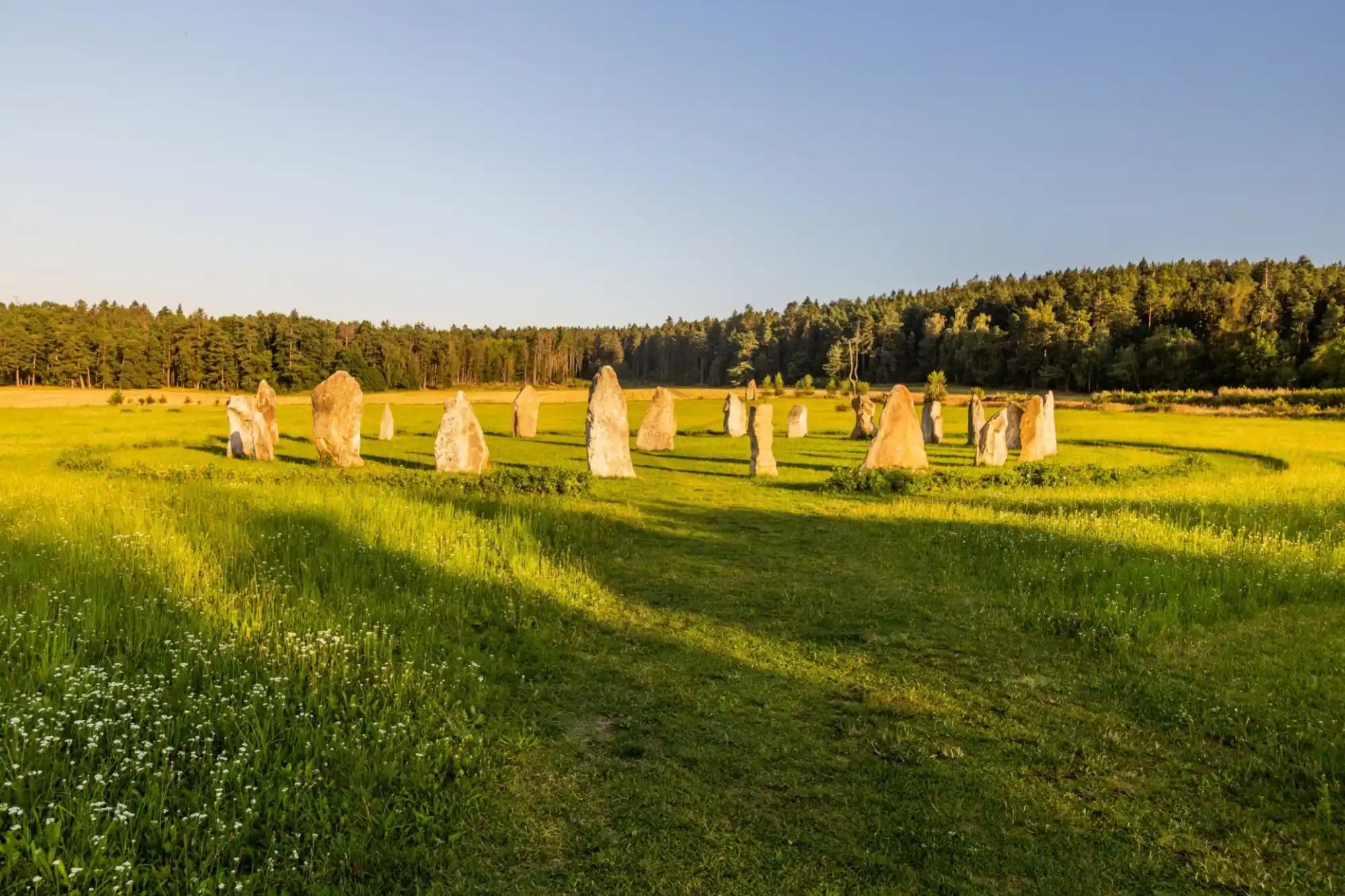 Jihočeský Stonehenge, kameny v kruhu nedaleko obce Holašovice