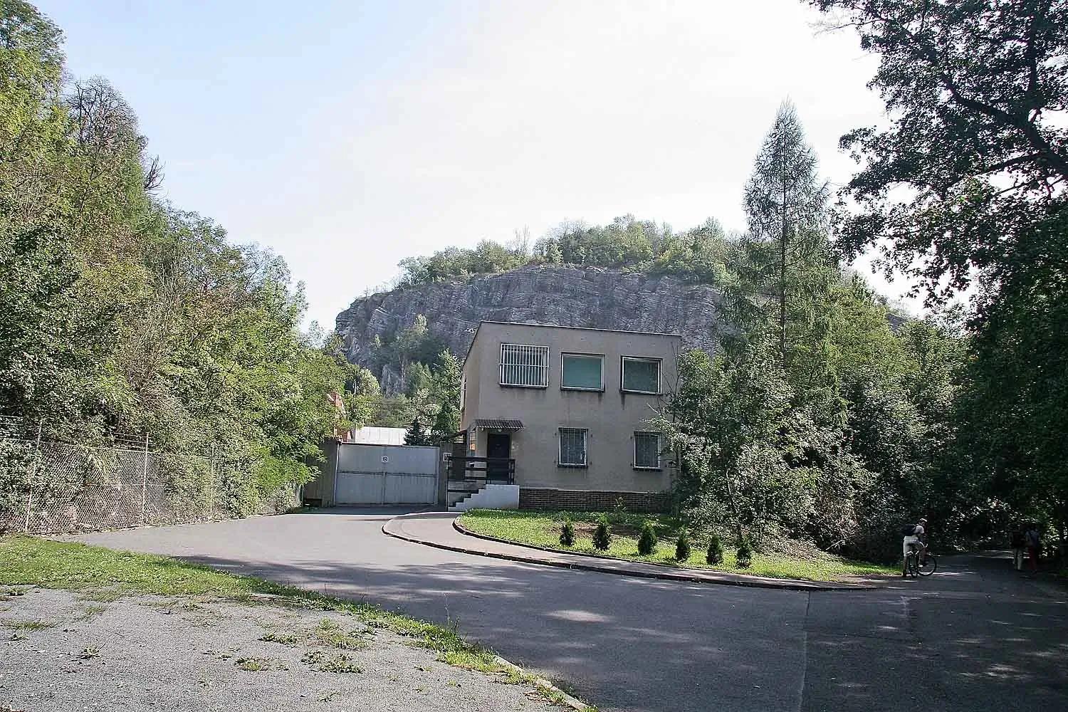 Nenápadný vstup do tajného objektu K-116. Zdroj: wikimedia.org, autor: Prazak.