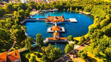 Tady si odpočinete jako nikde jinde. Levné termály, o kterých Češi skoro netuší.