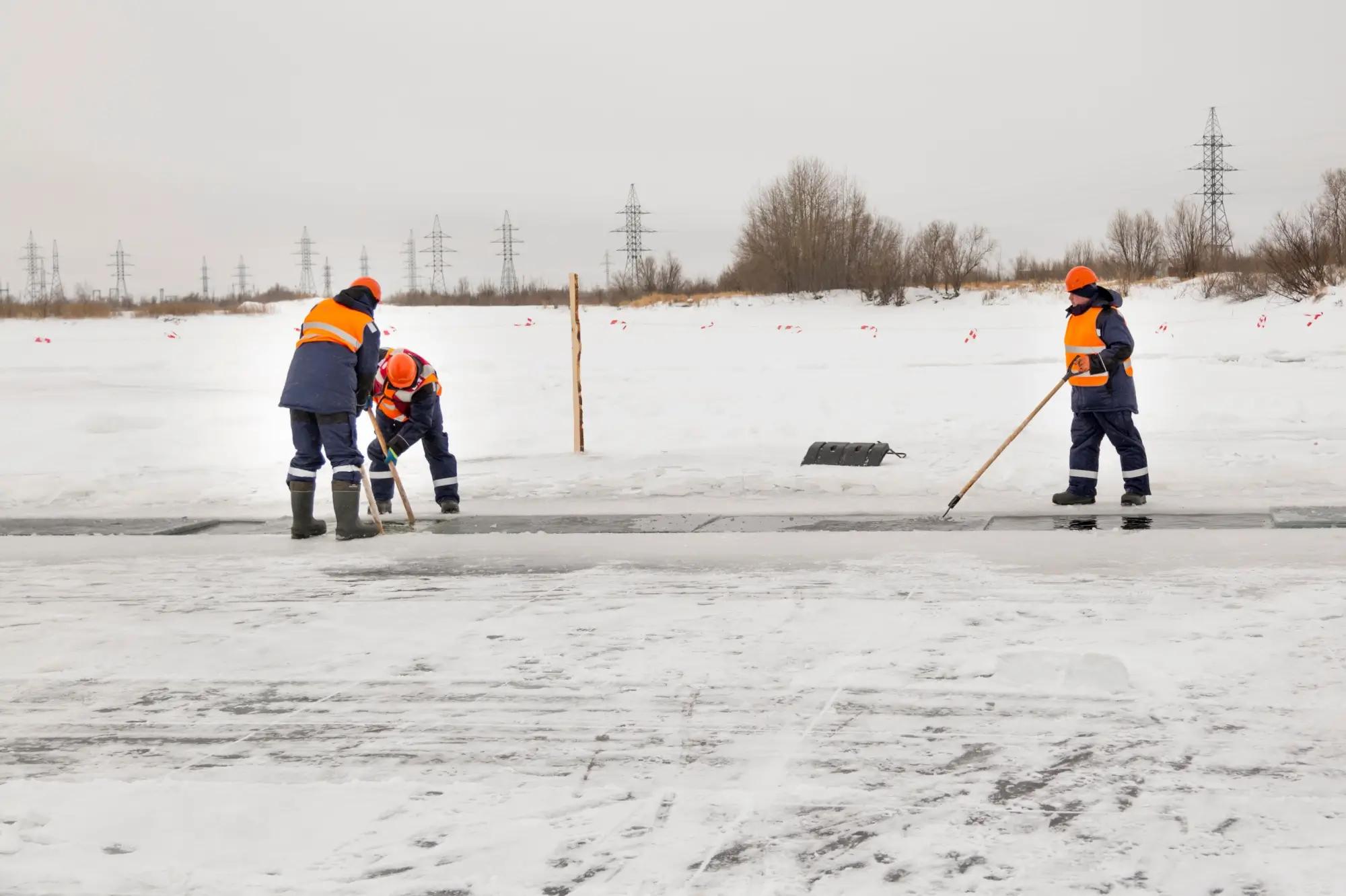Zaměstnanci pracující venku v zimě