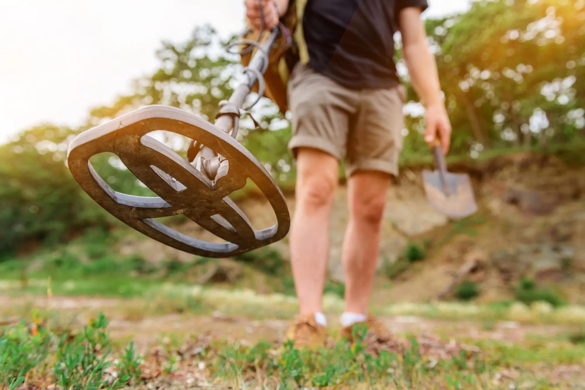 Amatérští hledači si často pomáhají detektorem kovu. Zdroj: shutterstock.com