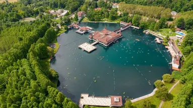 Lázně s termálním jezerem