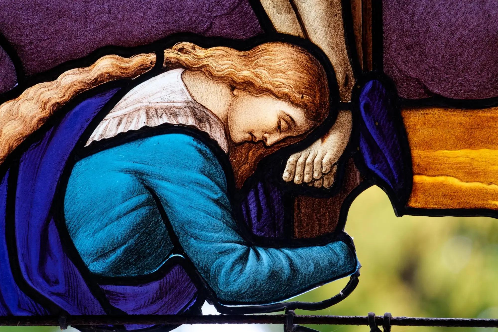 Detail vitráže Marie Magdalena omývá nohy Ježíšovi
