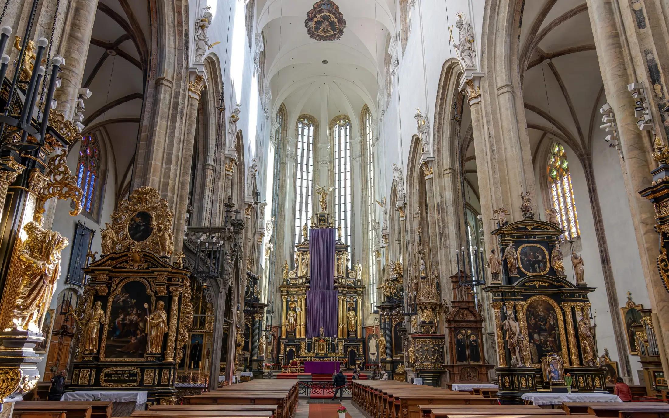 Interiér Týnského chrámu.