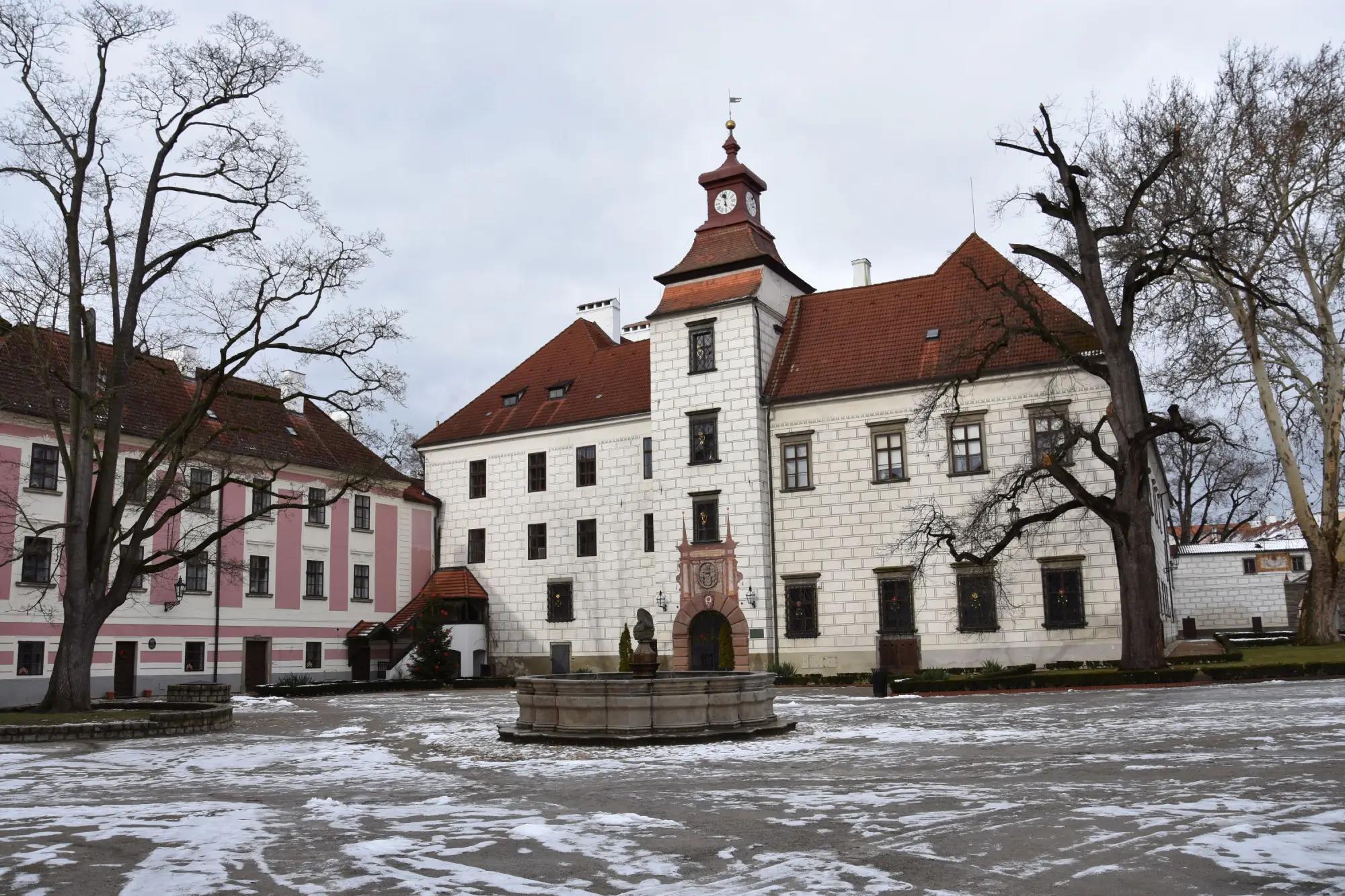 Třeboňský zámek má co nabídnout i v zimě.