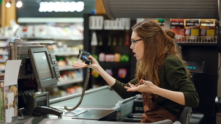 Naštvaná prodavačka u kasy