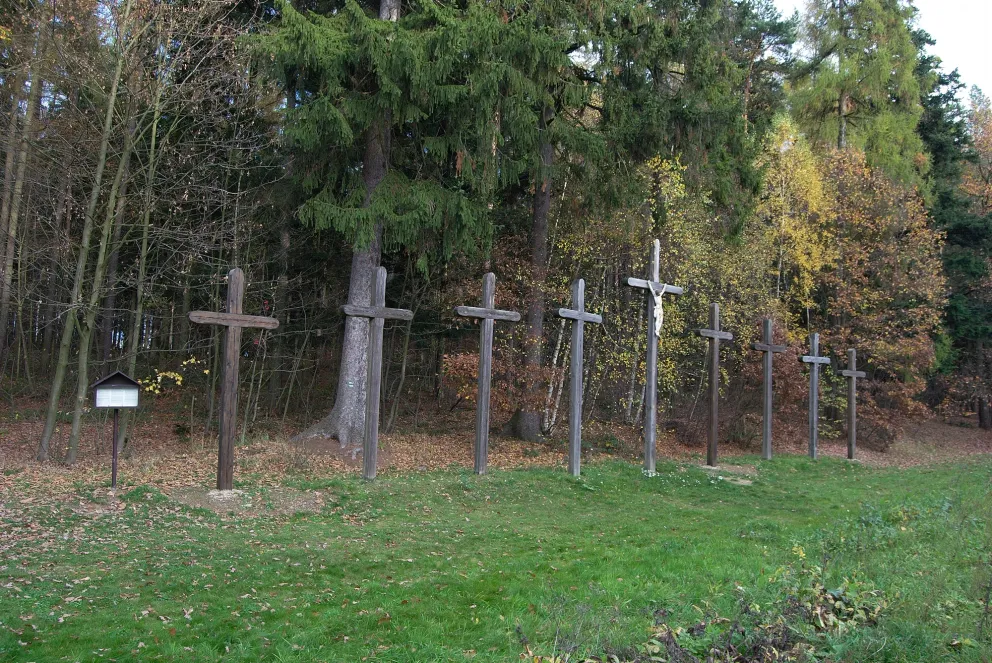 Devět křížů u dálnice D1 připomíná hromadné neštěstí.