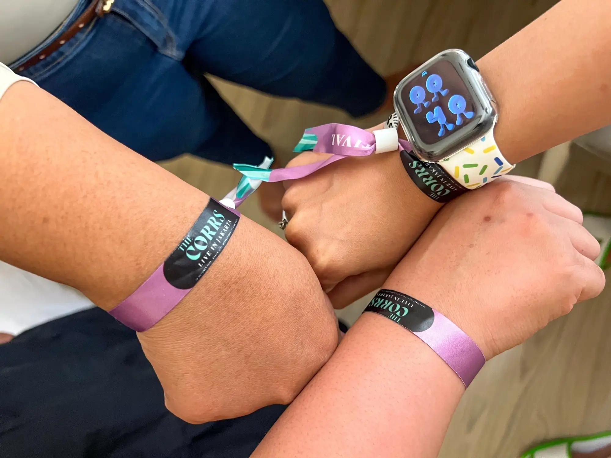 Řada festivalů využívá dobíjející náramky na čipy. Zdroj: shutterstock.com