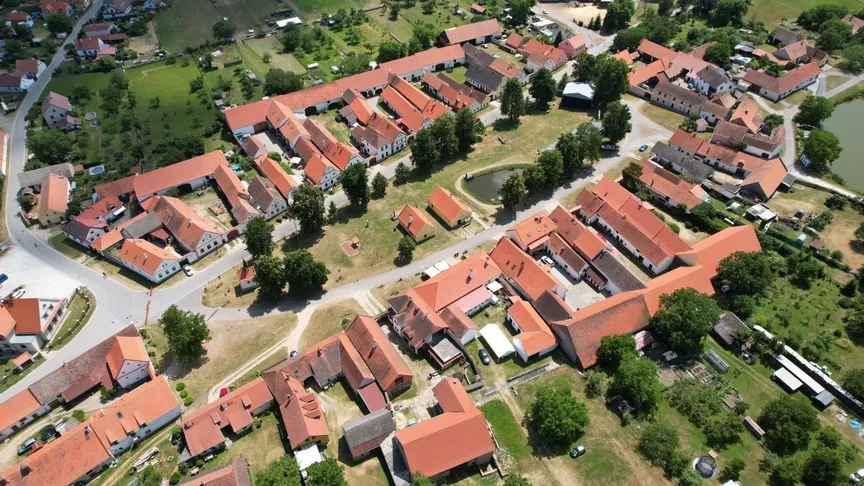 Panoramatický pohled na obci Holašovice. Ukazuje rozestavění staveb, které zůstalo téměř beze změny.