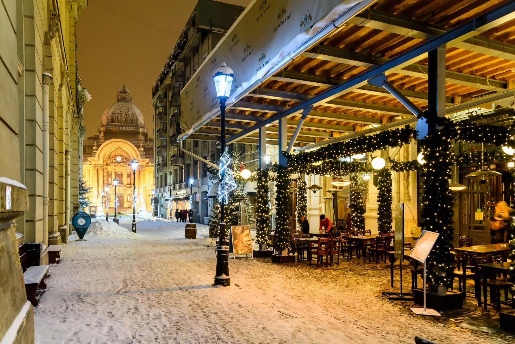 pohled na zasněženou večerní ulici