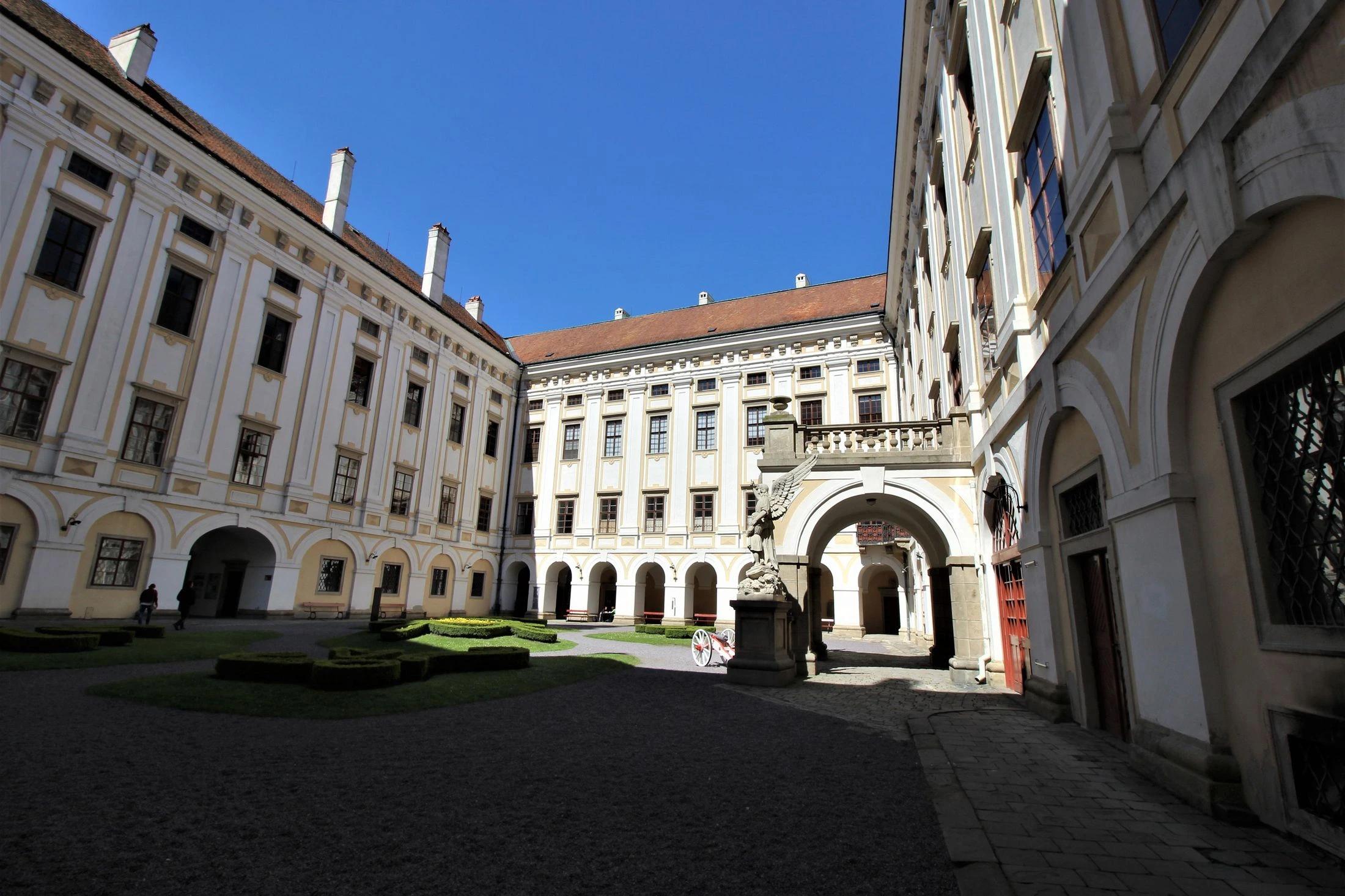 Nádvoří arcibiskupského zámku v Kroměříži.