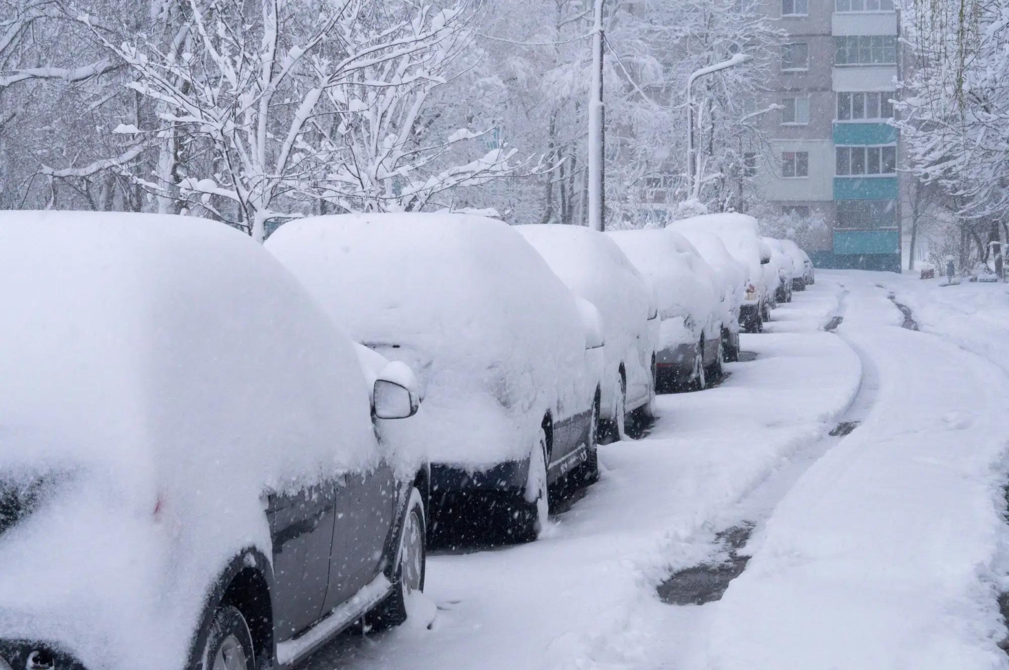 Zasněžená auta v ulici