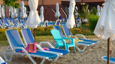 „Tohle jsme nečekali!“: Boj o lehátka přerostl v drama, turisté si vyměňují rány