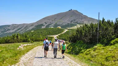 Lidé jdou na sněžku