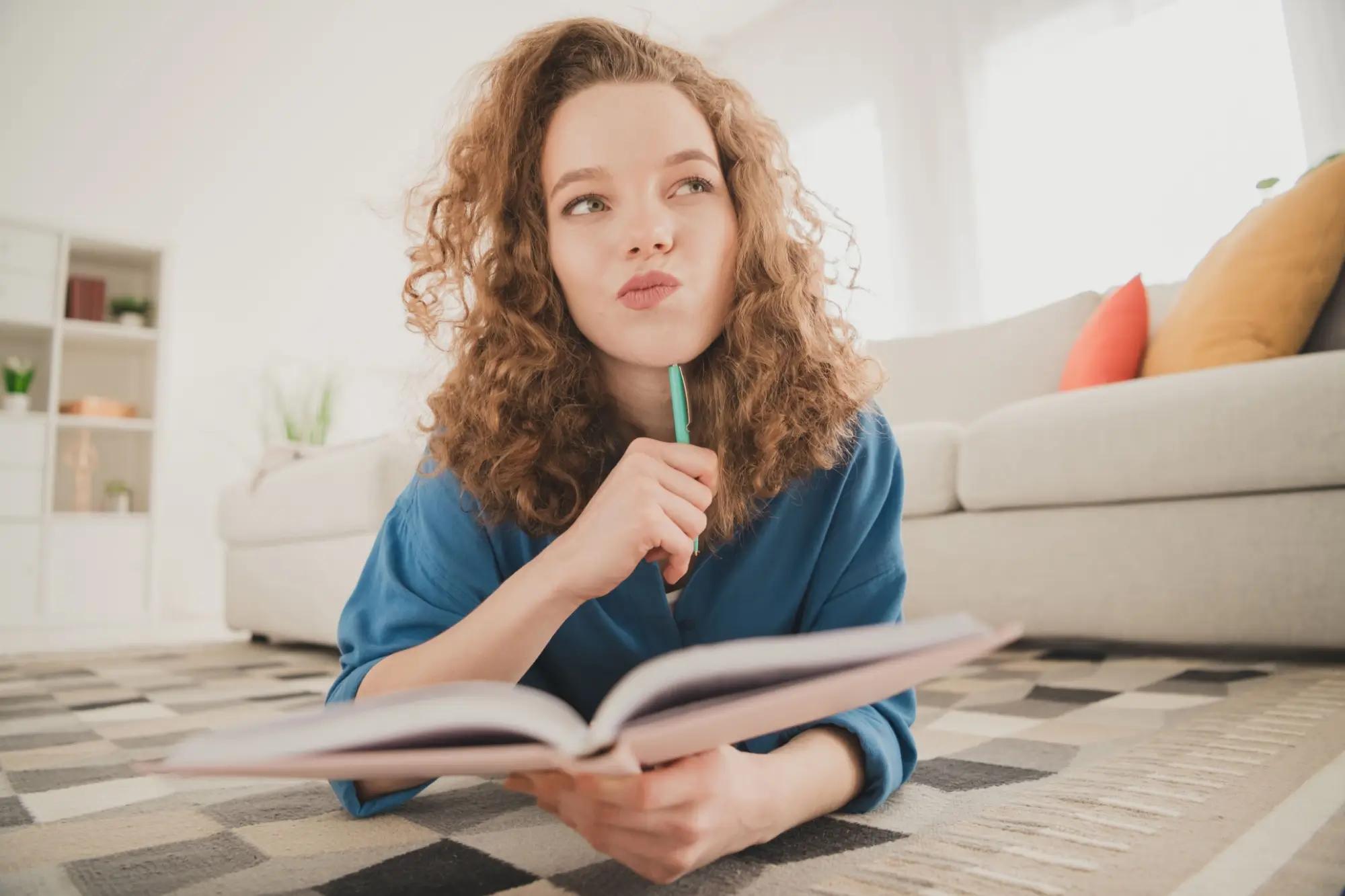 Žena s blokem a tužkou