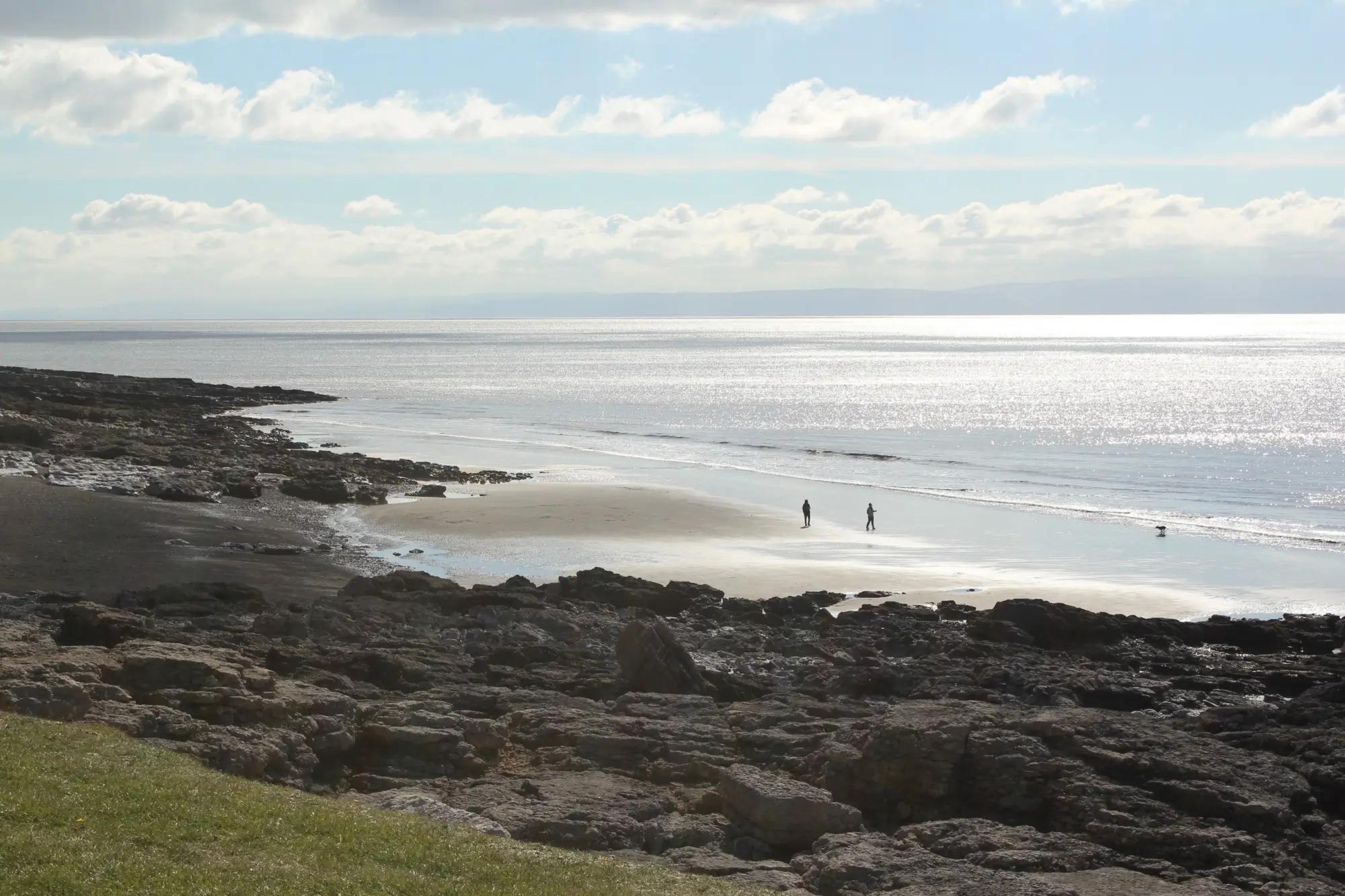 Pláž Ogmore-by-Sea ve Walesu