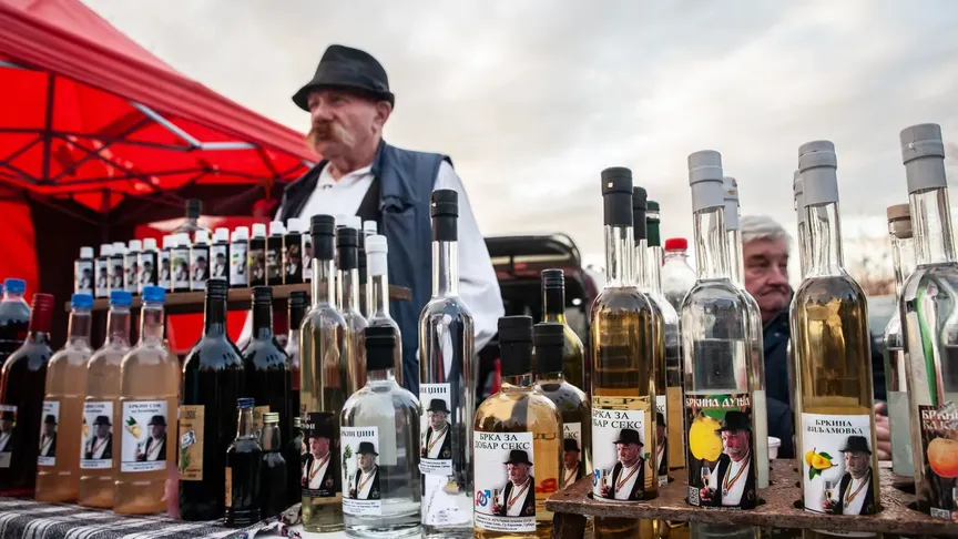 Mnoho druhů tradičního alkoholického nápoje rakije.