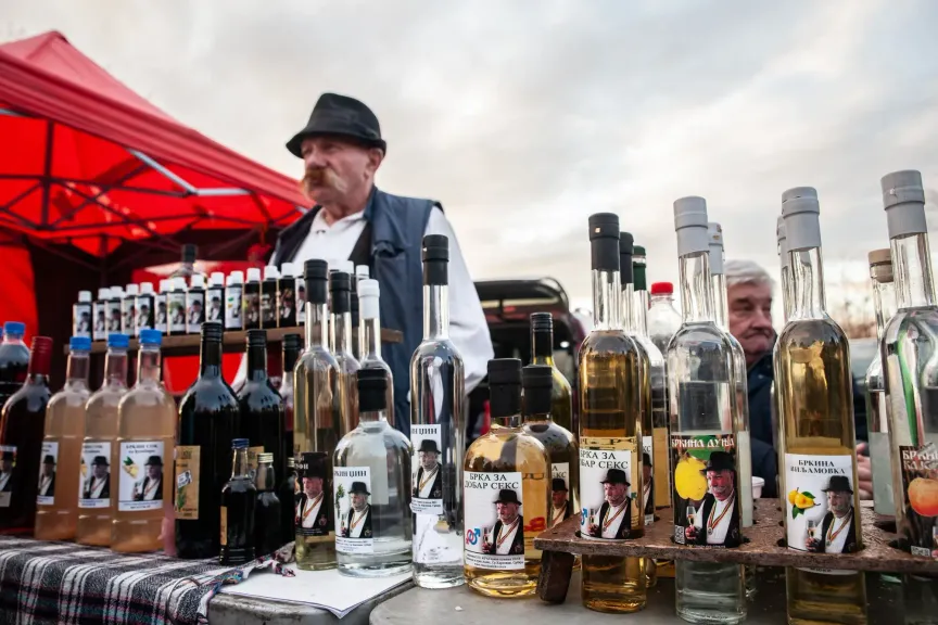Mnoho druhů tradičního alkoholického nápoje rakije.