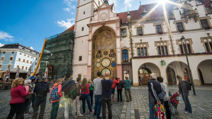 Nový orloj má mapu hvězdné oblohy, která na starém nebyla. Ostatní údaje jsou časové a kalendářní.
