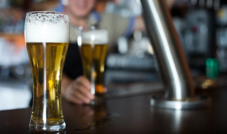 pivo ve sklenici