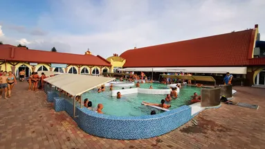 Češi sem jezdili s poukazem, dnes stačí pár korun. Voda tu má teplotu, která překvapí i otužilce.