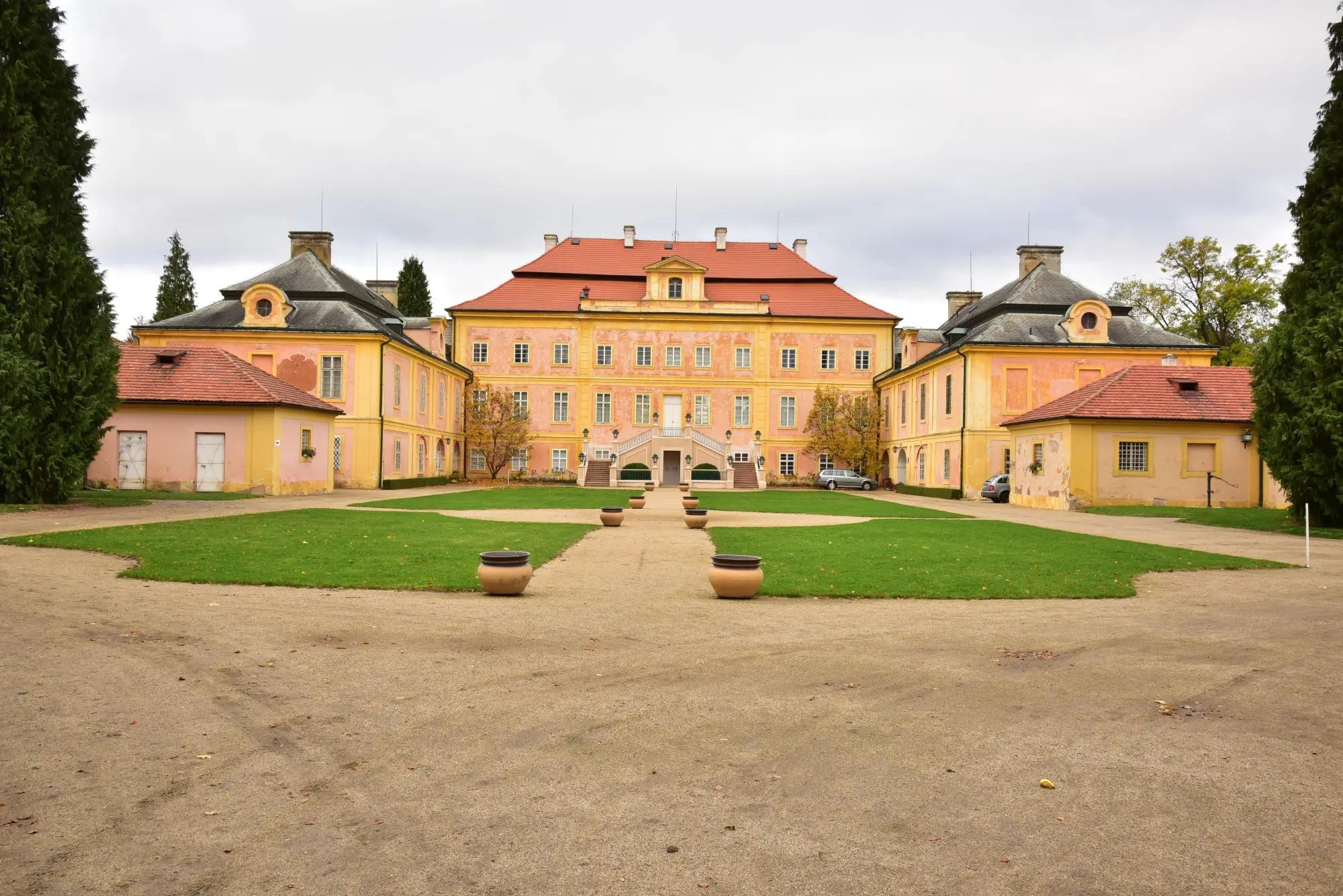 Nádvoří zámku Krásný Dvůr