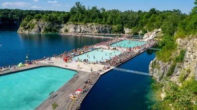 Dřív tu býval vápencový lom, kde se desítky let těžil kámen a vyráběl cement