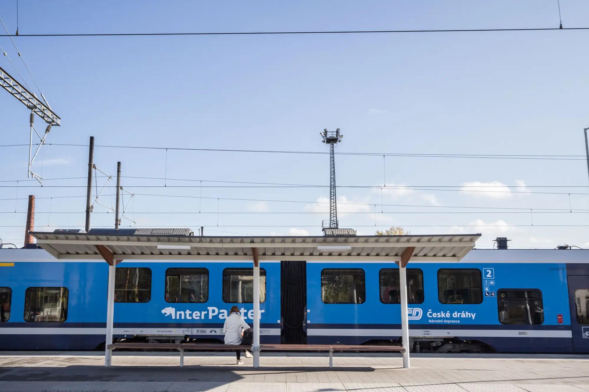 Žena sama na nástupišti