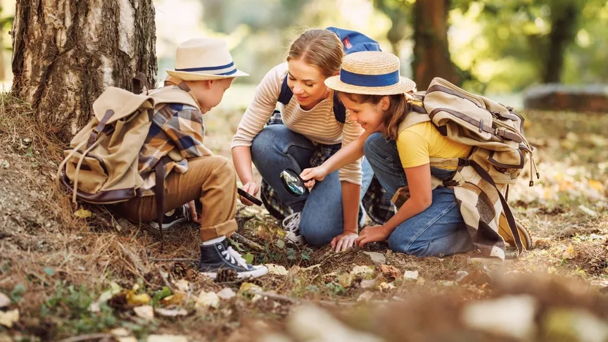 Žena s dětmi v lese