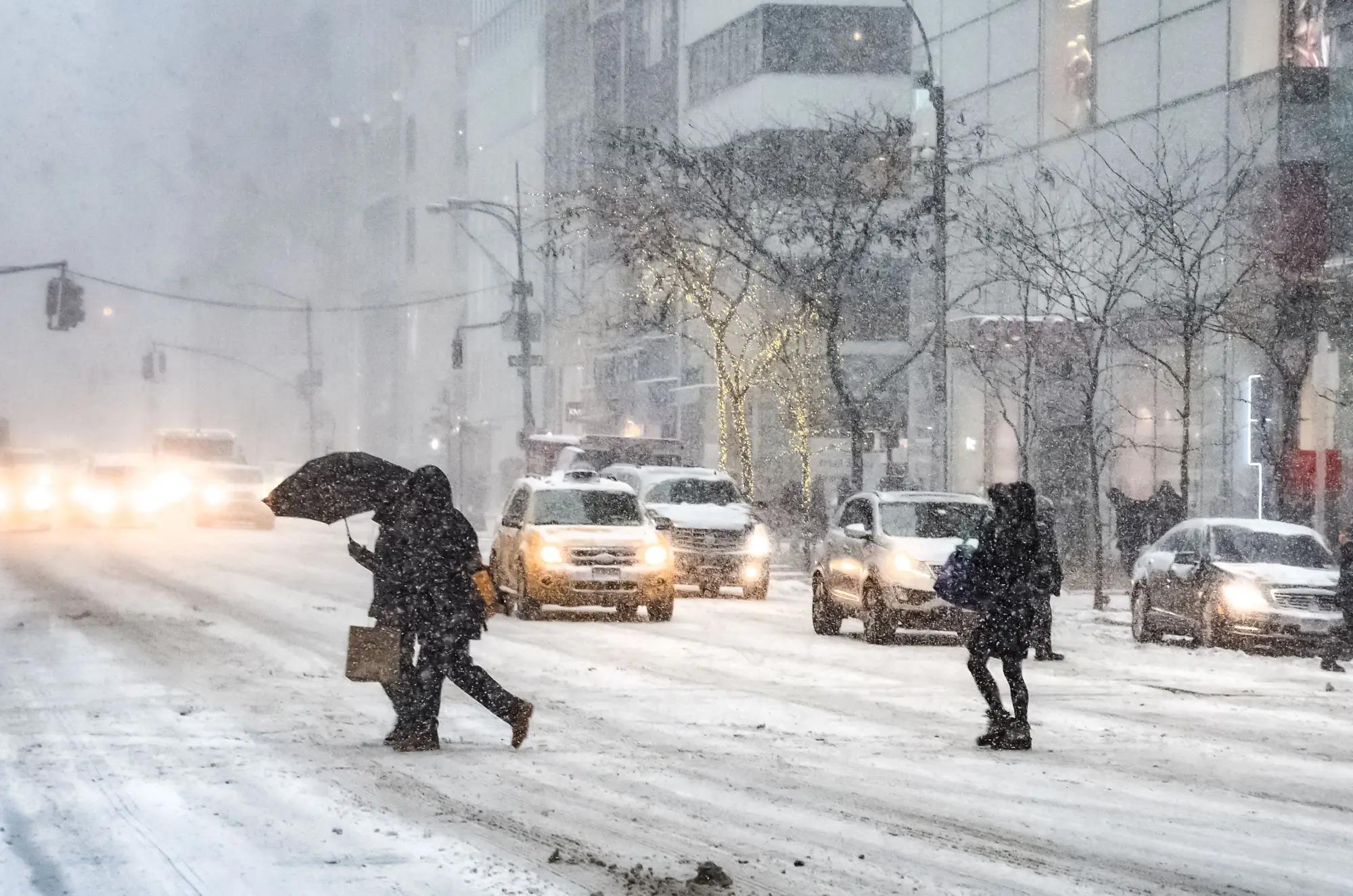 Sněhová vánice v ulicích New Yorku