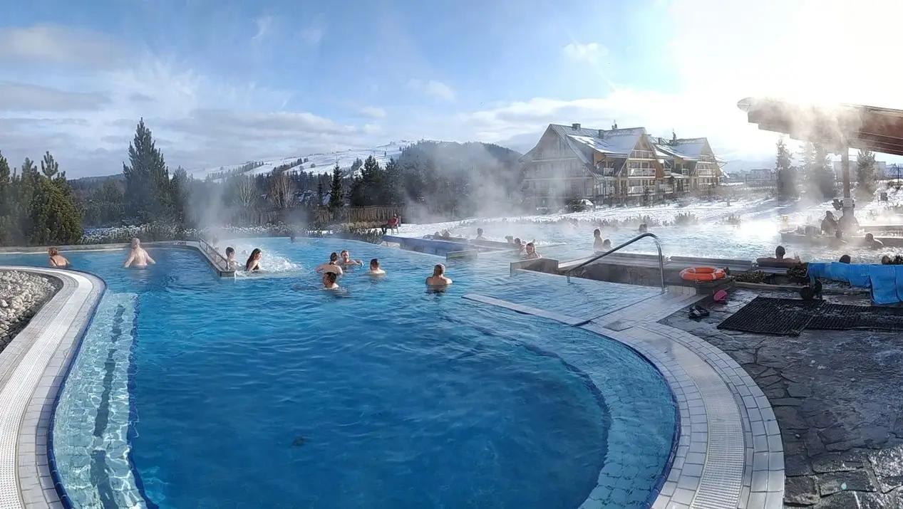 lidé v termálním bazénu