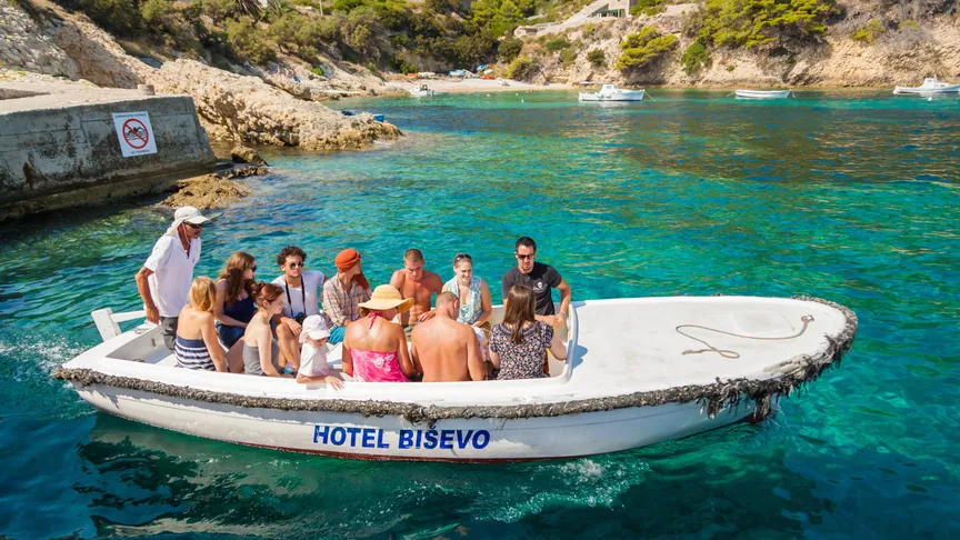 Chorvatský ráj, o kterém Češi netuší: Biševo vás dostane klidem i modrou jeskyní. Teď je ideální čas vyrazit.