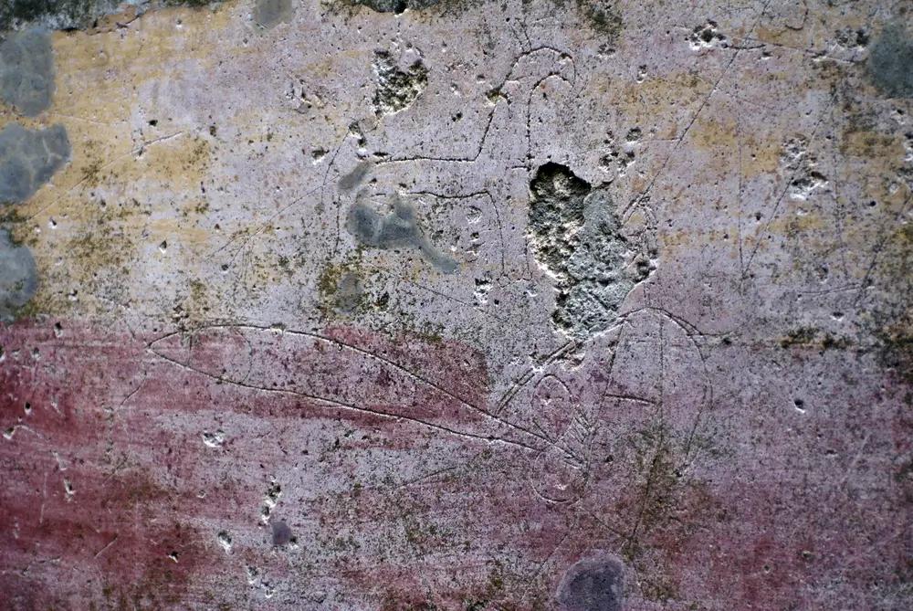 Pompeje jsou starobylých graffiti, která jsou svědectvím tehdejší doby, plné.
