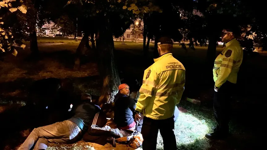 Pražští strážníci kontrolují v noci bezdomovce na Žižkově