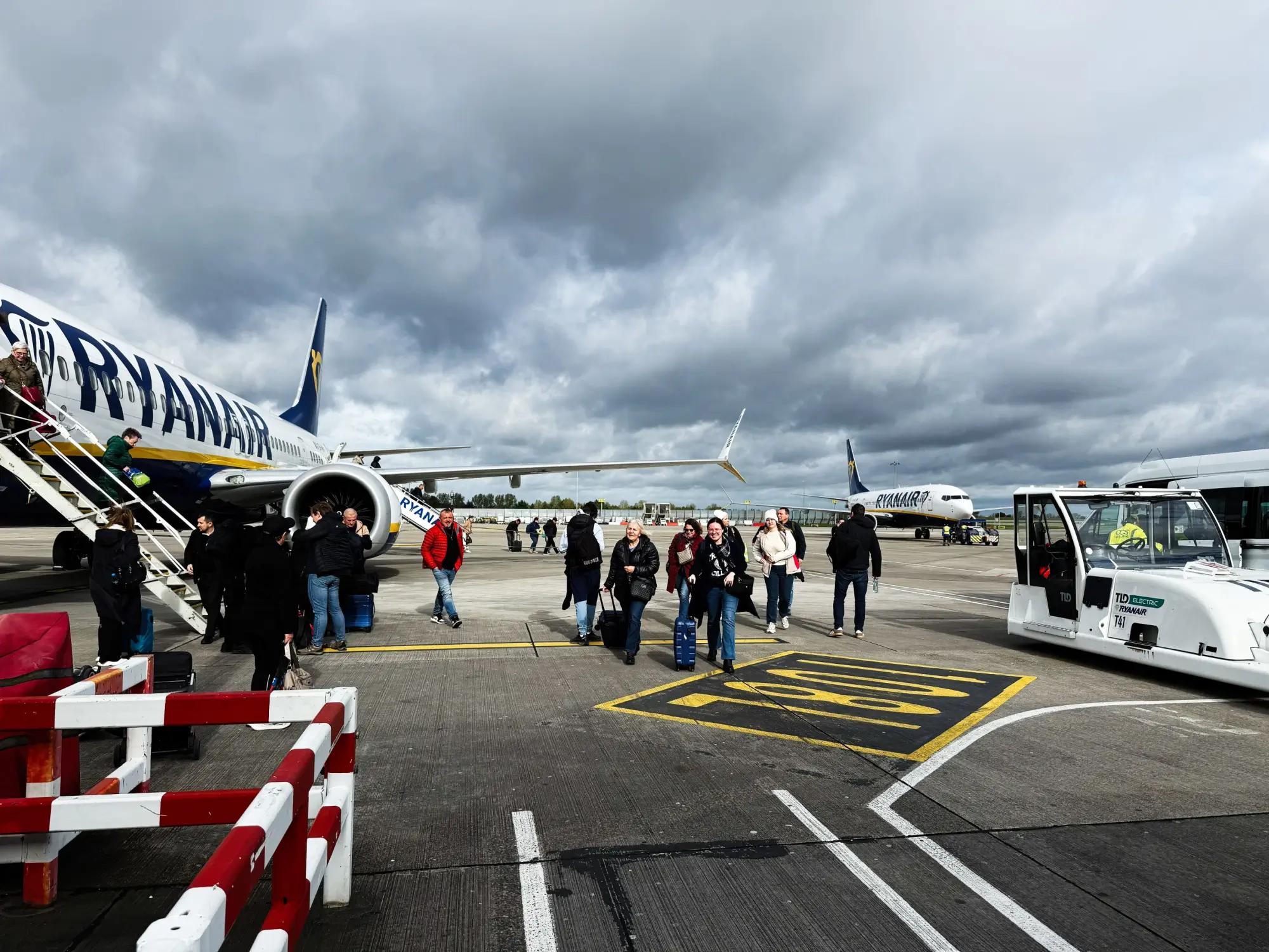 Jen díky "nedočkavcům" se z letadla dosteneme rychle.