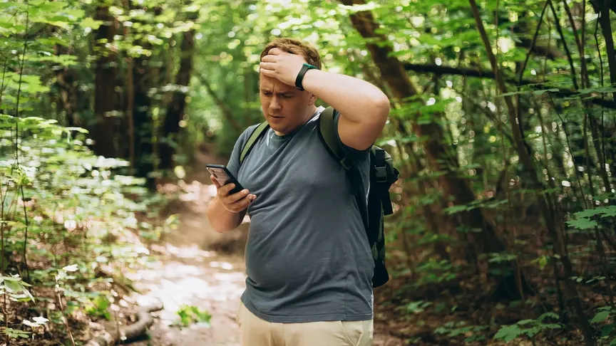 ztracený turista v lese