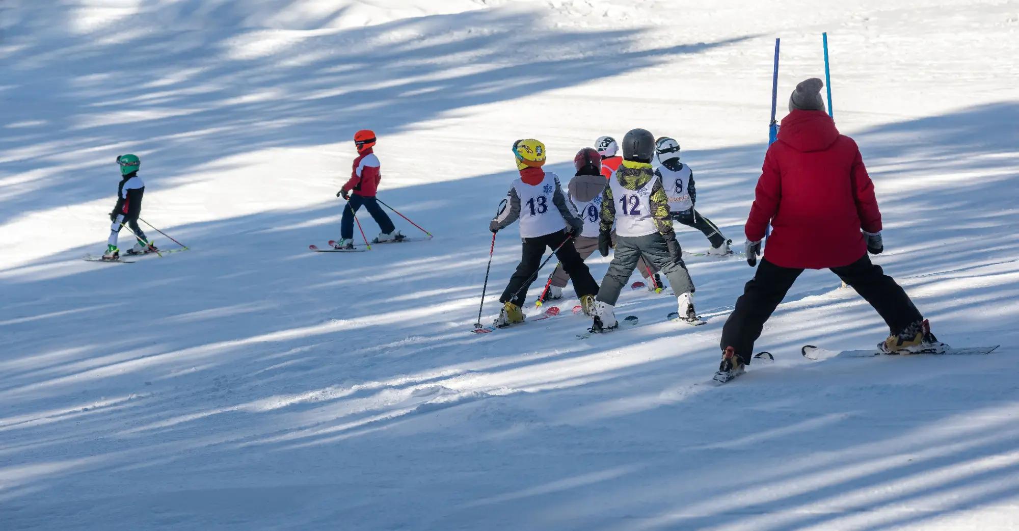 Lyžařský výcvik není jen o lyžování, ale i utváření přátelství.