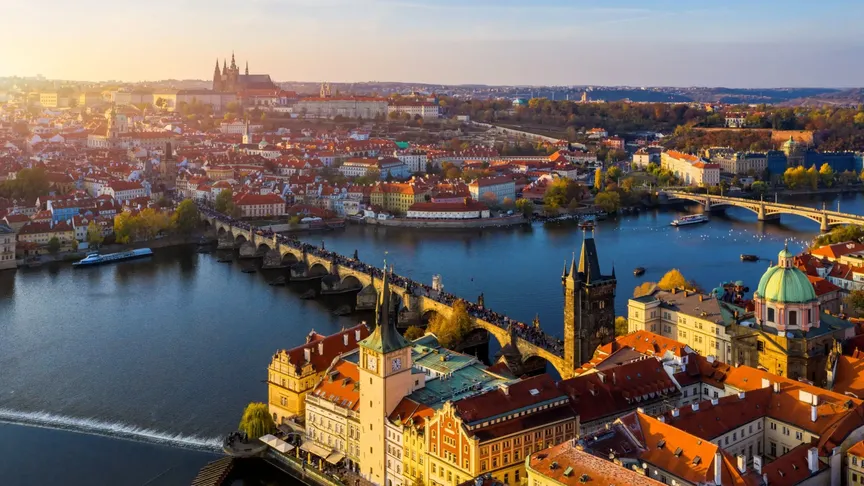 Řeka Vltava, která protéka hlavním městem Prahou. Vidět jde most, v dálce také Pražský hrad.