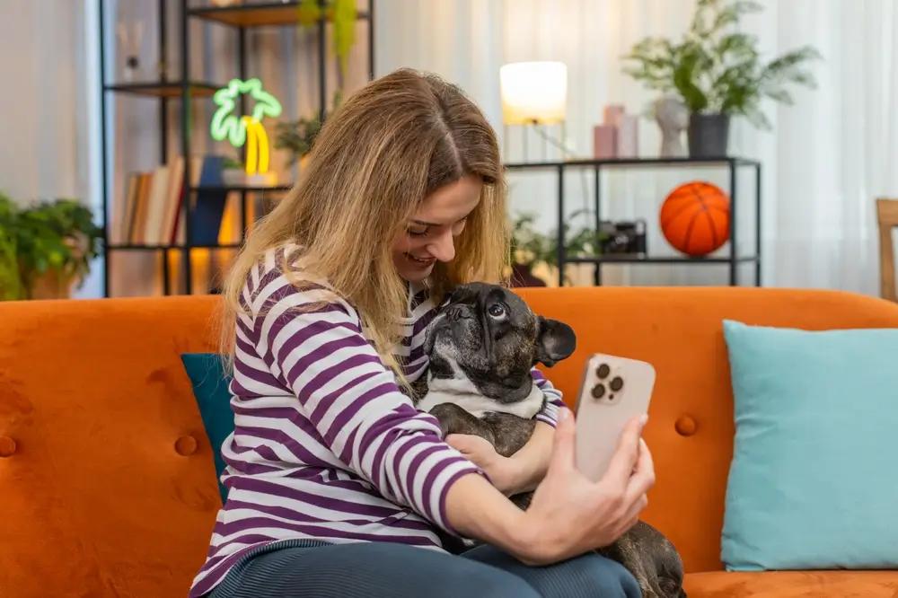 Telefonování se psem z dovolené pro něj nemusí být přínosné.