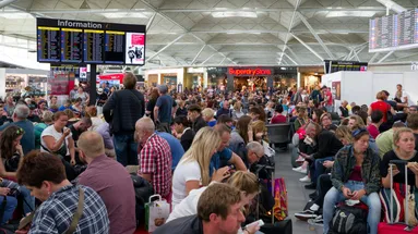 Z dovolené se stala past: Češi uvízli v cizině bez pomoci, z letišť není úniku