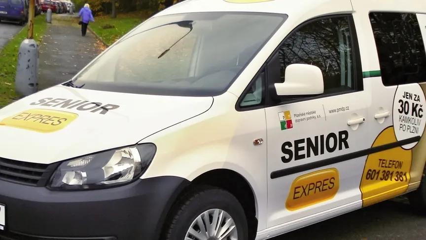 Senior taxi jezdí ve většině měst po celé republice. Lidé o této službě nemají tušení.