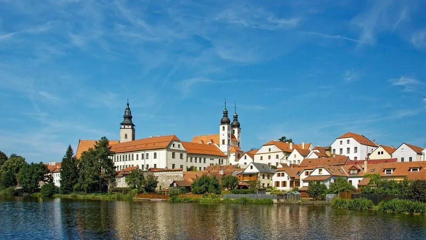 Největší dominantou je samotný zámek.