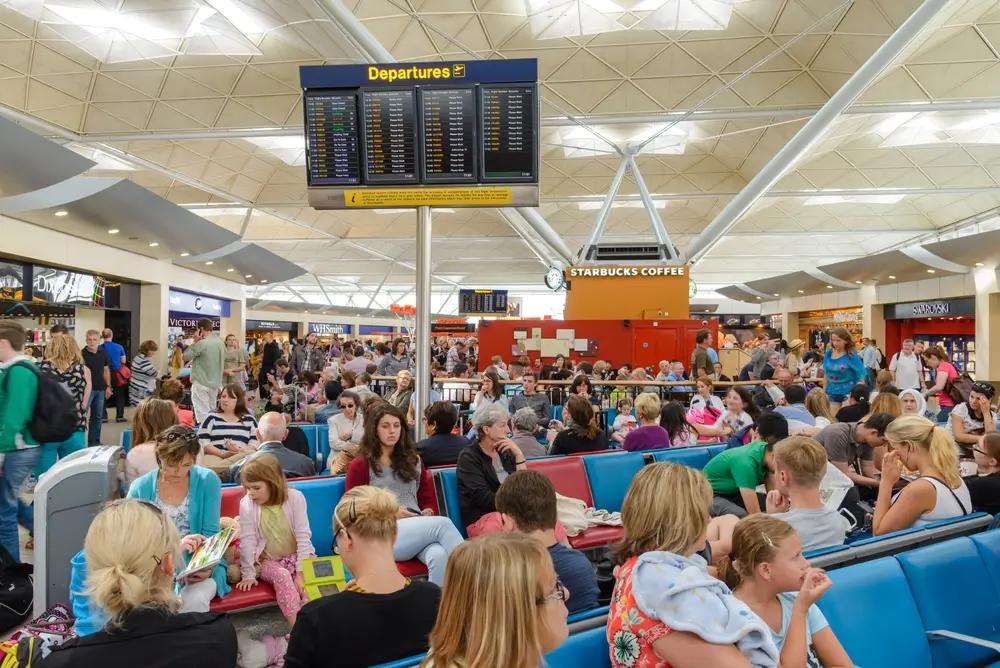 Lidé čekající na zpožděné lety