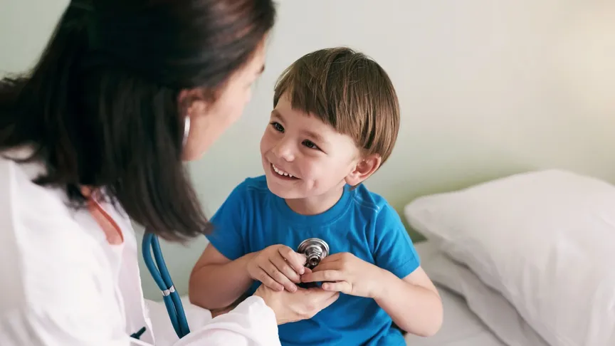 malý chlapec na preventivní kontrole u dětské lékařky
